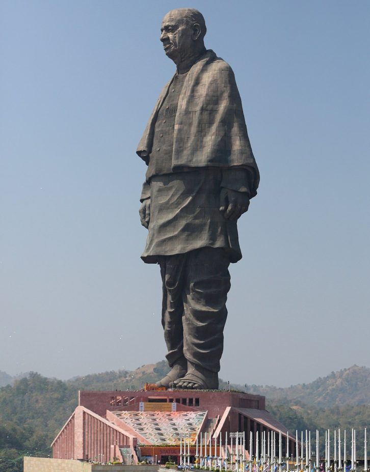 Record breaking 50-plus laser projectors bring world's tallest statue ...